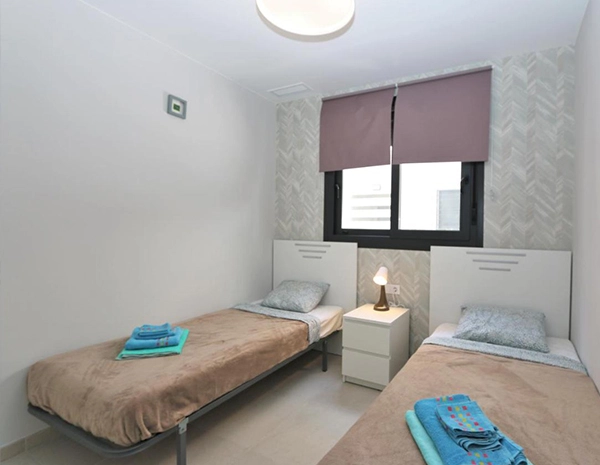 2 dormitorios con balcón